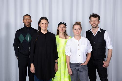 Preisträger:innen STRABAG Artaward International 2024 v.l.n.r.: Alexandre Diop, Tina Dobrajc, Nana Mandl, Eva Gentner und Andrey Klassen. Foto: Eva Kelety